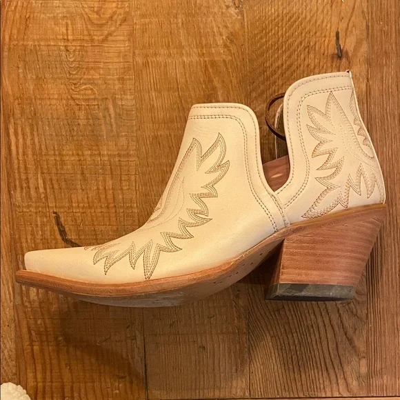 Ariat Stylish Cream Western Ankle Boots - Picture 8 of 8